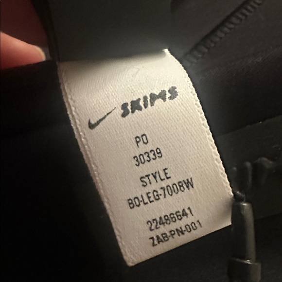 Skims Nike V-Panel Legging 26” - Picture 8 of 12